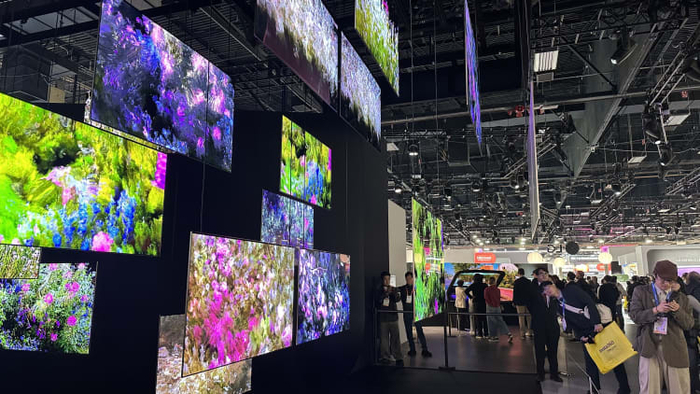 LG展出标志性的Wallpaper TV，机身厚度仅9mm。 廖家宜摄