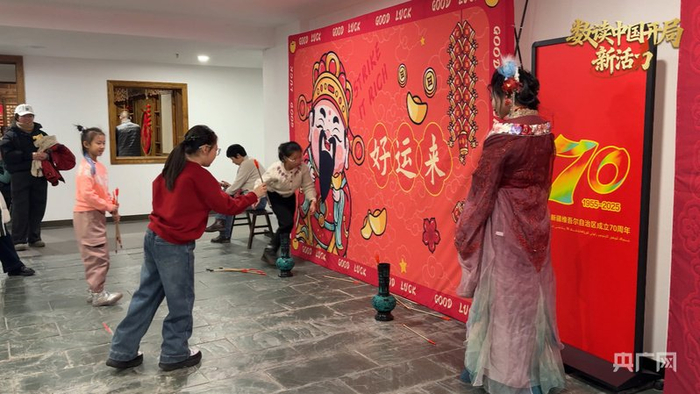 跨年夜，市民在乌鲁木齐市博物馆打卡  （央广网发  宋春雪  摄）