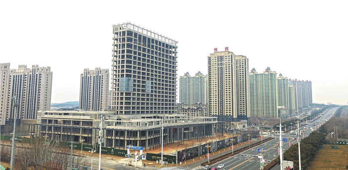     主体封顶的隆东万豪五星级酒店项目。