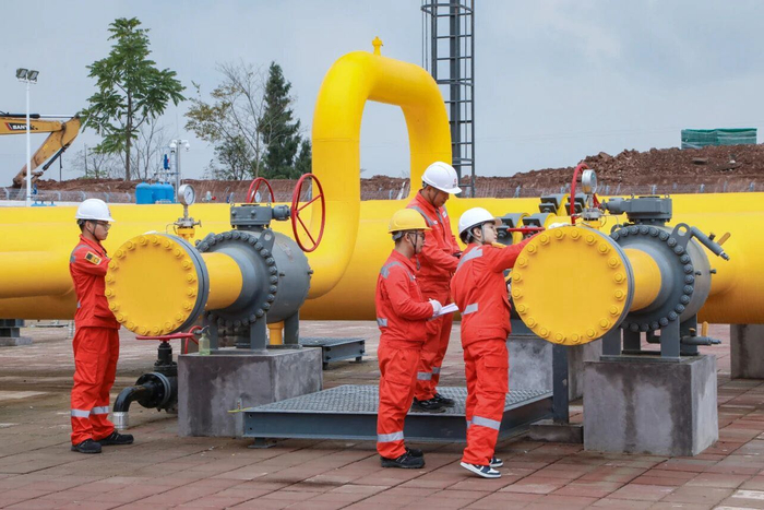 工作人员进行投产前检查