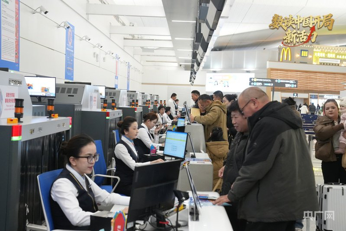 2026年元旦假期，乌鲁木齐天山国际机场迎来客流高峰（央广网发  骆俊峰  摄）