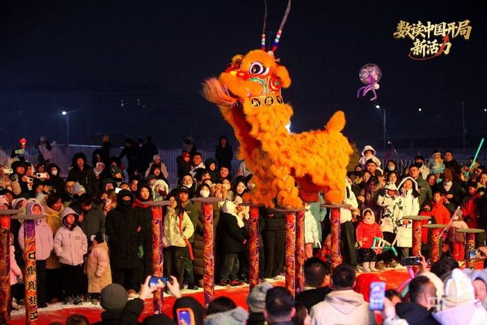 游客在乌鲁木齐市水磨沟区天山明月冰雪城观看醒狮表演  （央广网发  李文武  摄）