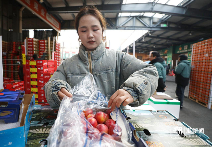 金冠楠介绍，目前智利樱桃李、云南蓝莓等产品受消费者热捧。图为智利樱桃李。潮新闻 记者 汪驰超 摄