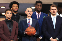 没想到吧~2018年选秀大会照片上站中间的四个人已经两两同队了