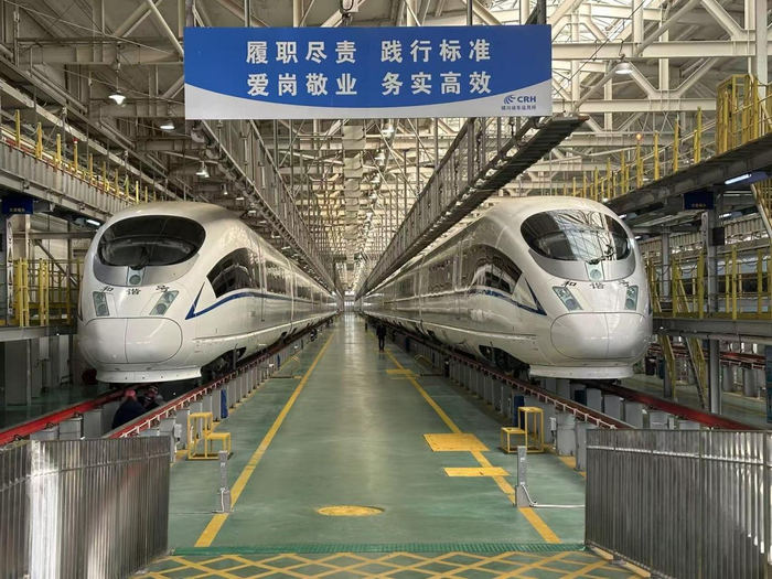 国铁兰州局银川动车运用所检修的和谐号列车。摄影/路炳阳