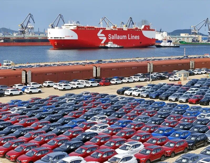 国产汽车在山东港口烟台港集结等待装船出口（2025年9月14日摄，无人机照片）。新华社发（唐克 摄）