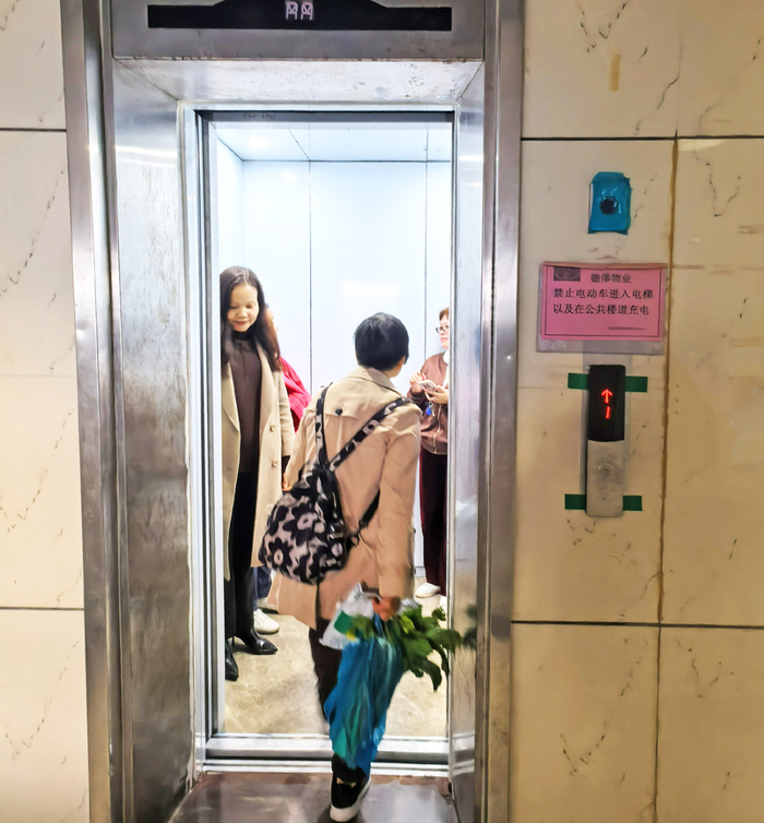 △ 东景华府小区业主搭乘更换的电梯上下楼。肇庆市融媒体中心记者 戴福钿 摄