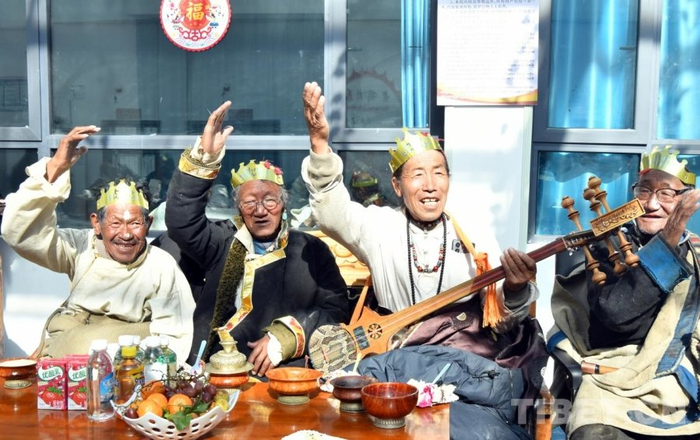 图为老人们过集体生日