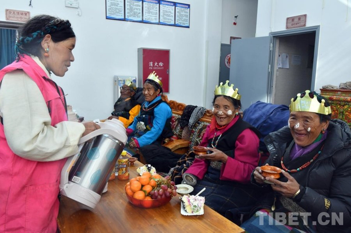 图为老人们过集体生日