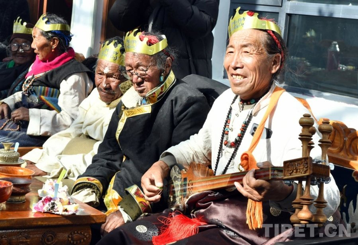 图为老人们过集体生日