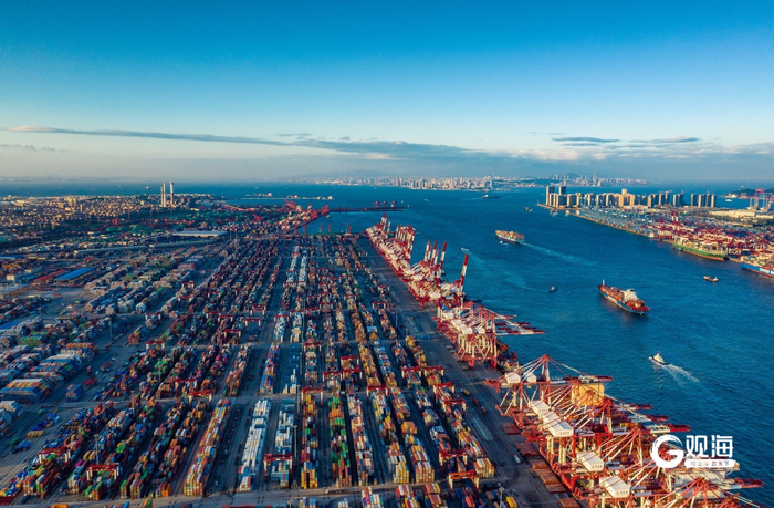 繁忙的青岛港前湾港区自动化码头。