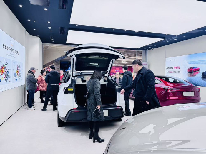 　　2026年1月6日，市民在武汉武昌万象城内一家特斯拉门店看车。新华社记者 龚联康 摄