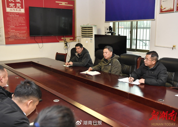 1月5日，李稳香（右二）在长沙市望城区乔口镇田心坪村调研。湖南日报全媒体记者 童迪 摄​