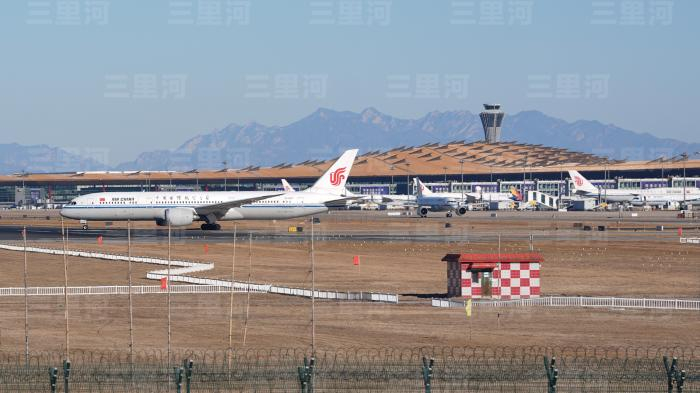   资料图为2025年12月31日，一架飞机在北京首都国际机场滑行。 中新社记者 蒋启明 摄