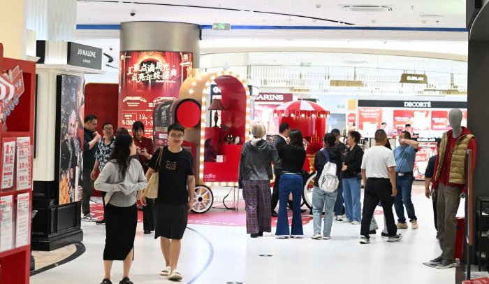 1月1日，游客在位于海口日月广场的免税店选购免税商品。新华社记者 杨冠宇 摄
