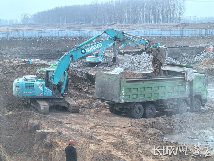 唐山市陡河城区段（胜利桥—南外环橡胶坝段）河道治理工程项目现场一派繁忙。长城网·冀云客户端记者 吴新光 摄