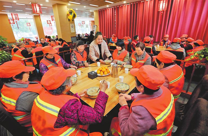 　　王海燕请环卫工人吃面。王琳锋 摄