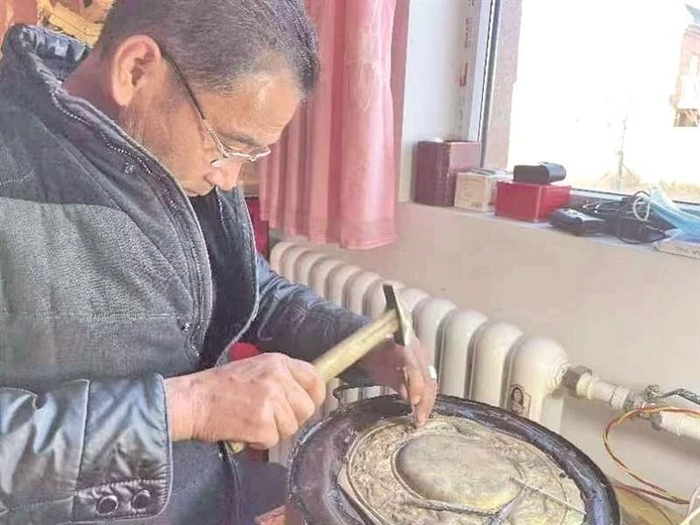 匠人正在制作银铜器工艺品。受访单位供图