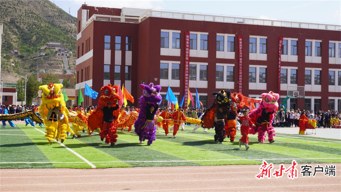 安定区大学区合并后的李家堡学区举办全学区活动。（资料图）本文图片均由安定区委宣传部提供