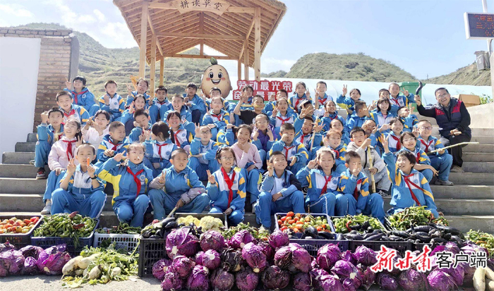 学生们走进幸福农场庆祝丰收节。（资料图）