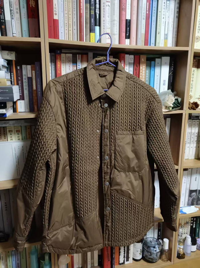 毛女士买下的小号男装。受访者供图