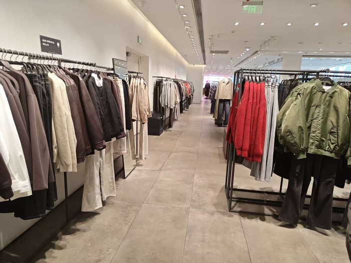新年，杭州各大服装店里琳琅满目。潮新闻记者 章卉 实习生 梁靖远 摄