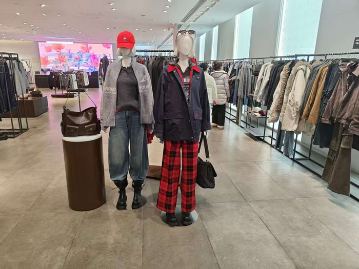新年，杭州各大服装店里琳琅满目。潮新闻记者 章卉 实习生 梁靖远 摄