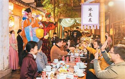 外国游客在浙江嘉兴濮院古镇体验长街宴。受访者供图