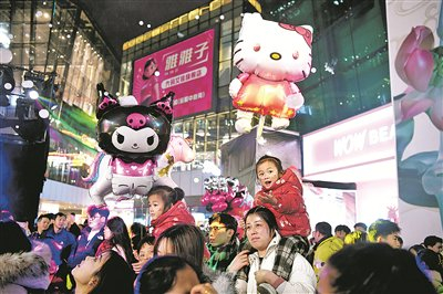 2025年12月31日晚，南明区花果园购物中心跨年音乐节活动现场。  通讯员 赵松 摄