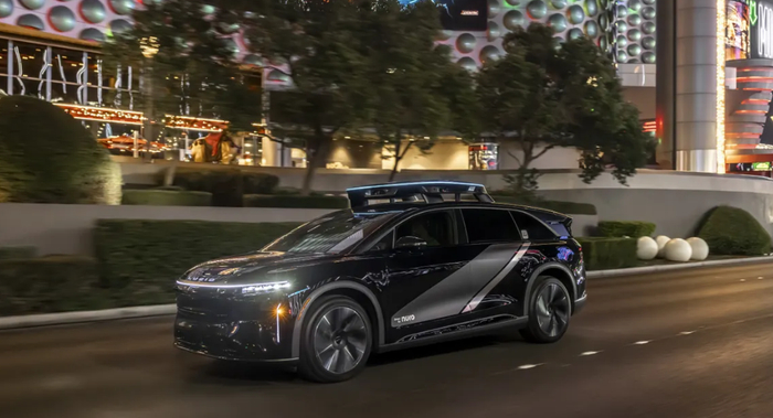 清醒重力机器人出租车。Uber计划在未来六年内在其网约车网络上部署多达2万辆电动车。 感谢Lucid Group提供