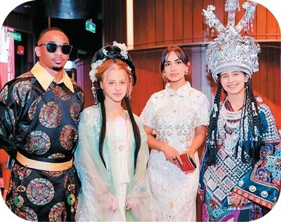 外国游客在上海沉浸式餐厅“TASTE OF CHINA味”换装。受访者供图