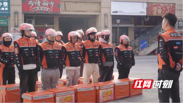 曹武与站点骑手开早会。