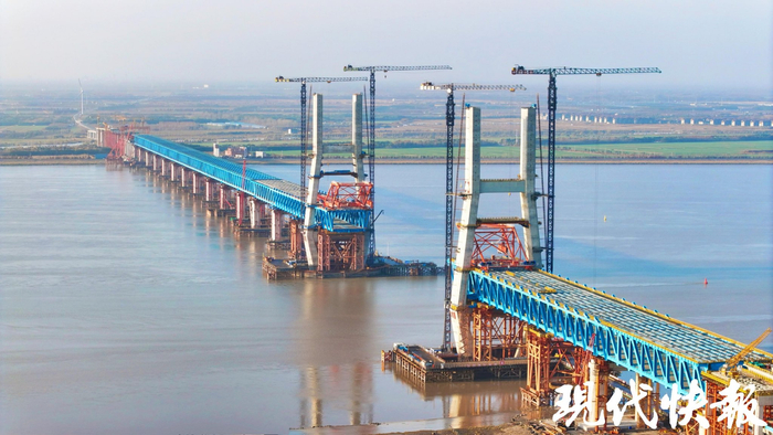 这是2026年元旦前夕拍摄于崇启公铁长江大桥，目前正在进行公路桥面板架设安装工作，大桥预计5月底前合龙    李梦竹摄