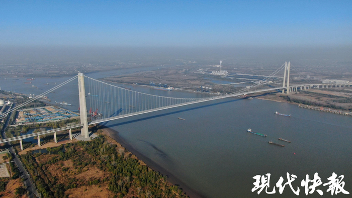2025年11月26日，南京新生圩长江大桥通车     高鑫供图
