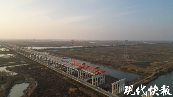 2025年12月29日拍摄的正在建设中的宁盐高速扬州段高邮湖特大桥    中铁七局张帅供图