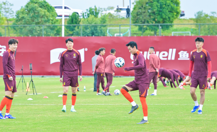 1月5日，中国国家男子足球队在肇庆新区体育中心进行集训。图源：肇庆市融媒体中心