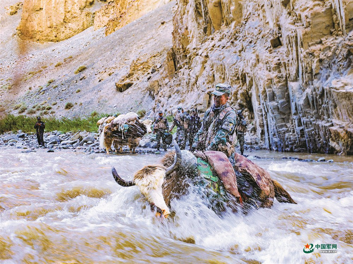 　　哈萨克族战士骑着牦牛穿越河谷（资料图片）。姬文志摄