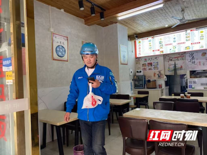 曹武取餐进行配送。