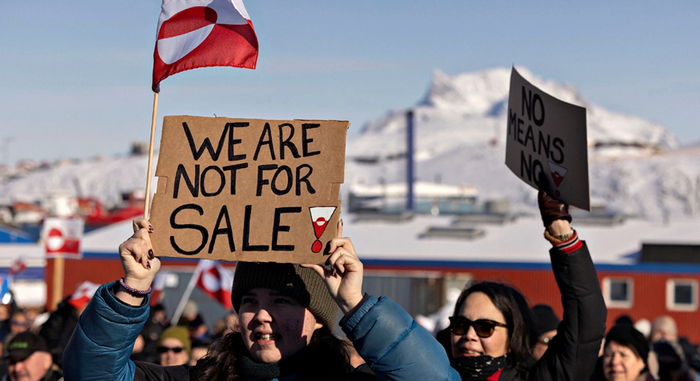 2025年3月15日，在格陵兰岛努克，抗议者聚集在美国领事馆前举行示威活动