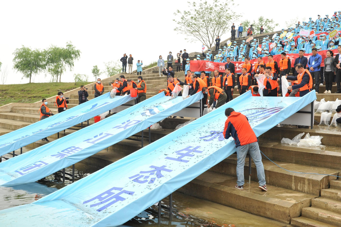 丹江口增殖放流活动现场。受访者供图