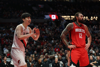 拓媒：杨瀚森还不具备NBA水平 力量太差 场上被推来推去卡不住位