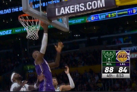 奋力追击！詹姆斯里突外投连得5分 帮助湖人迫近比分打停雄鹿