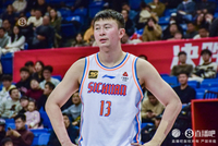 进攻端手感不错！左朕年替补24分钟 7中5&amp;三分5中3拿到15分