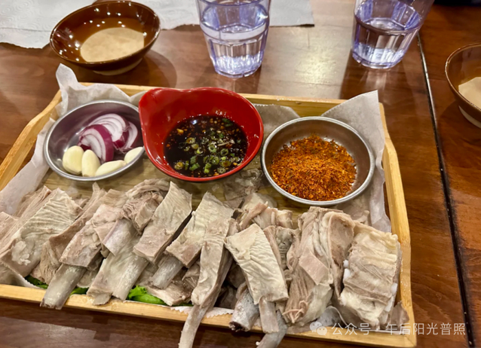 （图片来源：微信号“午后阳光普照”）