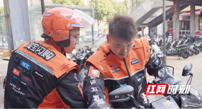 曹武帮助站点骑手更快适应工作。