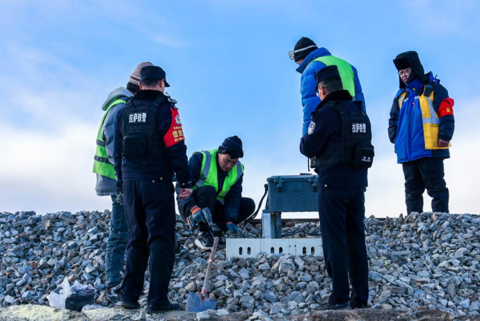 图为中铁十二局护路人员在线路进行设备检修。新华网发 黄飞摄