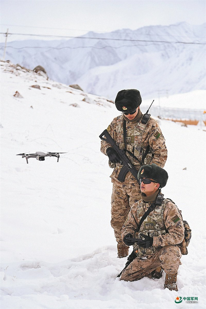 　　无人机操作手操控无人机升空侦察。胡 铮摄