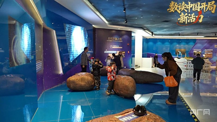 游客在天文體驗館聆聽來自外太空的聲音（央廣網(wǎng)發(fā) 潘鴻 攝）