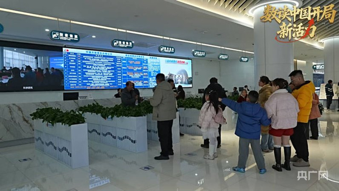 “中國天眼”景區(qū)售票大廳游客正在買票（央廣網(wǎng)發(fā) 潘鴻 攝）