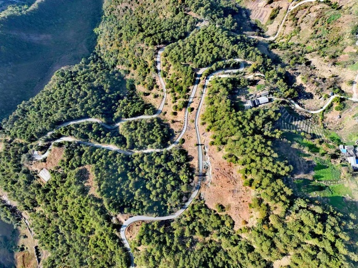 泸水市新建村公路 新跃华摄